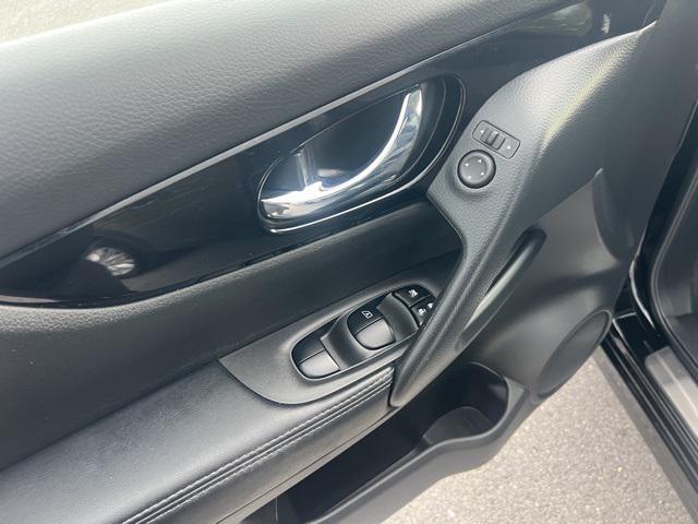 Photo of 2020 Magnetic Black Pearl Nissan Rogue Sport