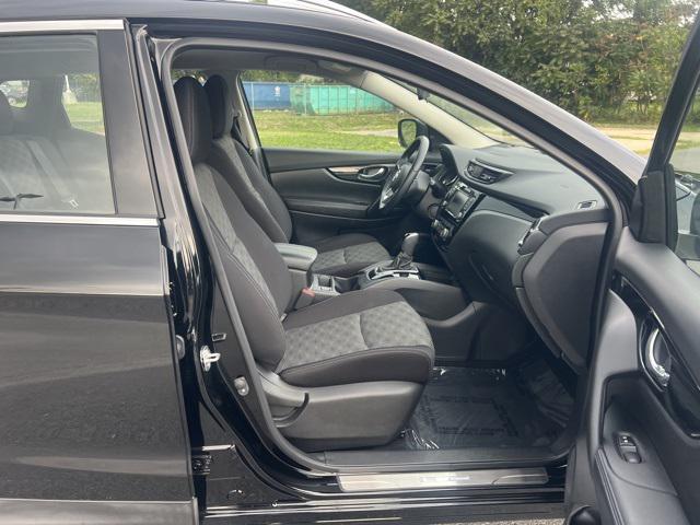 Photo of 2020 Magnetic Black Pearl Nissan Rogue Sport