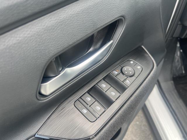 Photo of 2025 Aspen White Tricoat Nissan Kicks