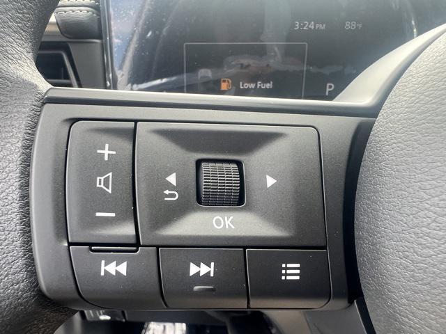 Photo of 2025 Aspen White Tricoat Nissan Kicks