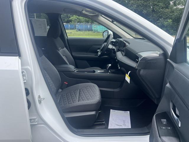 Photo of 2025 Aspen White Tricoat Nissan Kicks