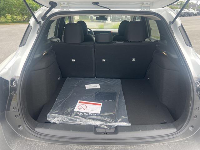 Photo of 2025 Aspen White Tricoat Nissan Kicks