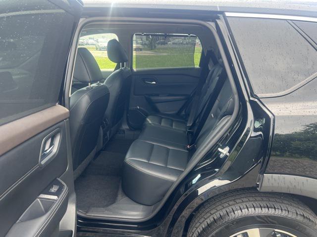 Photo of 2023 Super Black Nissan Rogue