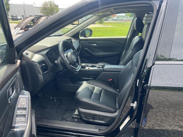 Photo of 2023 Super Black Nissan Rogue