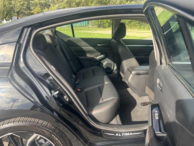Photo of 2024 Super Black Clearcoat Nissan Altima