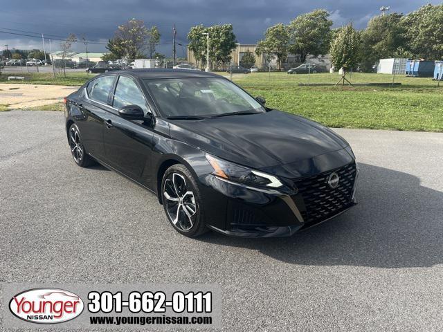 Photo of 2024 Super Black Clearcoat Nissan Altima