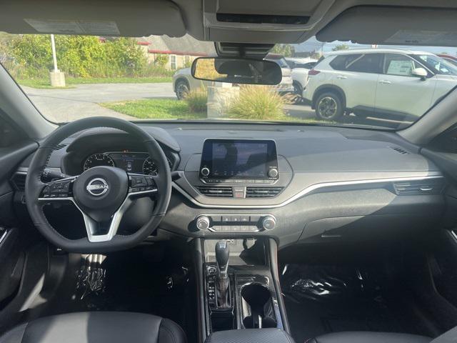 Photo of 2024 Super Black Clearcoat Nissan Altima