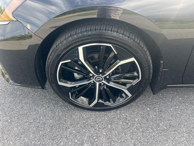 Photo of 2024 Super Black Clearcoat Nissan Altima