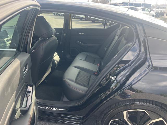 Photo of 2024 Super Black Clearcoat Nissan Altima