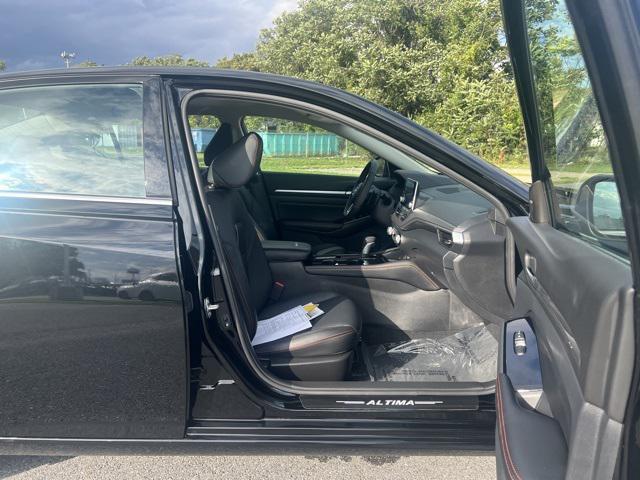 Photo of 2024 Super Black Clearcoat Nissan Altima