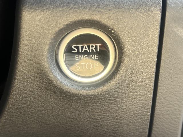 Photo of 2025 Glacier White Nissan Frontier