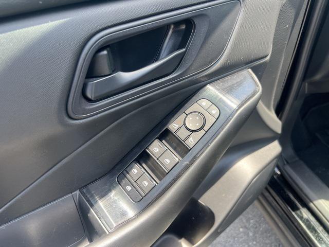 Photo of 2024 Super Black Nissan Rogue