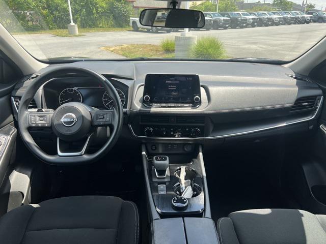 Photo of 2024 Super Black Nissan Rogue