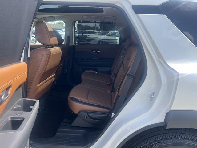 Photo of 2023 Pearl White Tricoat Nissan Pathfinder