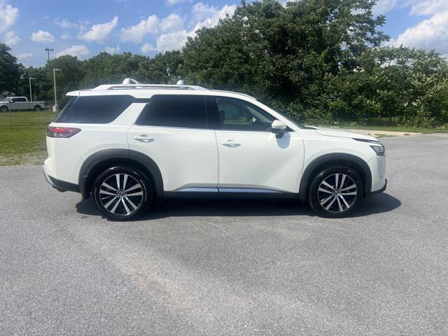 Photo of 2023 Pearl White Tricoat Nissan Pathfinder