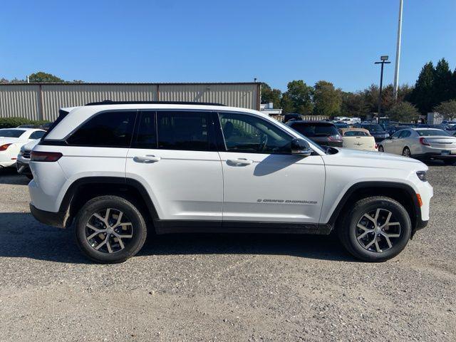 Photo of 2025 Bright White Clearcoat Jeep Grand Cherokee