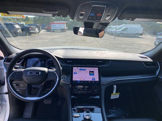 Photo of 2025 Bright White Clearcoat Jeep Grand Cherokee