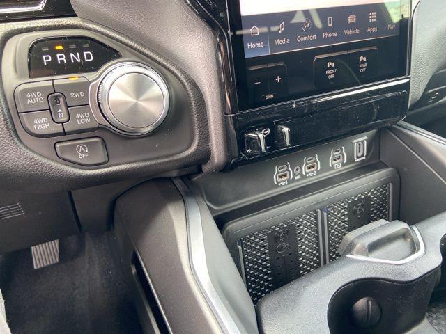 Photo of 2025 Granite Crystal Metallic Clearcoat RAM 1500