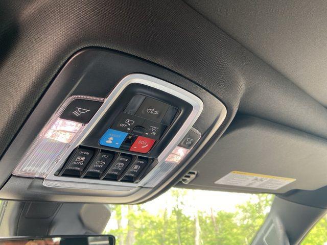 Photo of 2025 Granite Crystal Metallic Clearcoat RAM 1500