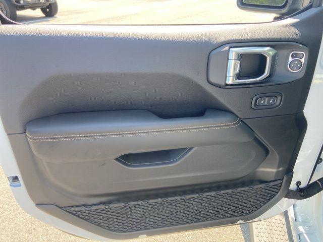 Photo of 2025 Bright White Clearcoat Jeep Wrangler