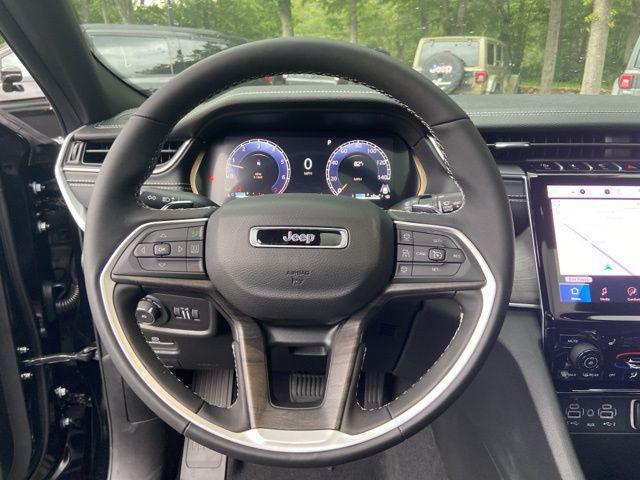 Photo of 2025 Diamond Black Crystal Pearlcoat Jeep Grand Cherokee