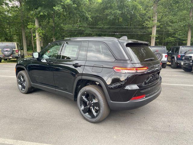 Photo of 2025 Diamond Black Crystal Pearlcoat Jeep Grand Cherokee