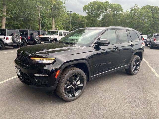 Photo of 2025 Diamond Black Crystal Pearlcoat Jeep Grand Cherokee