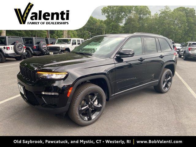 Photo of 2025 Diamond Black Crystal Pearlcoat Jeep Grand Cherokee