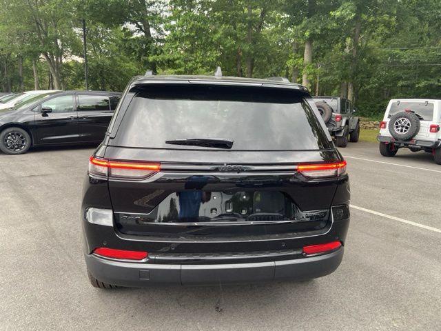 Photo of 2025 Diamond Black Crystal Pearlcoat Jeep Grand Cherokee
