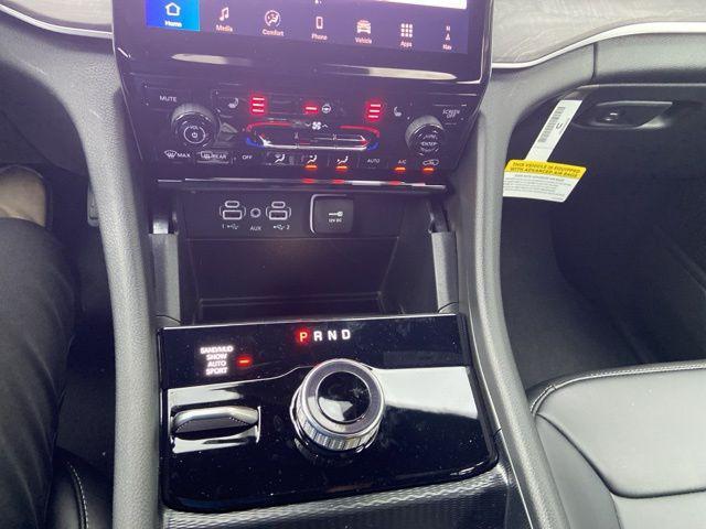 Photo of 2025 Diamond Black Crystal Pearlcoat Jeep Grand Cherokee