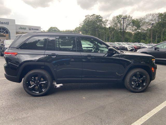 Photo of 2025 Diamond Black Crystal Pearlcoat Jeep Grand Cherokee