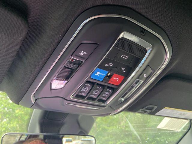 Photo of 2025 Diamond Black Crystal Pearlcoat Jeep Grand Cherokee