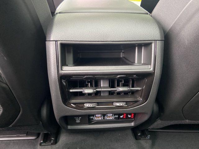 Photo of 2025 Diamond Black Crystal Pearlcoat Jeep Grand Cherokee