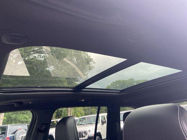 Photo of 2025 Diamond Black Crystal Pearlcoat Jeep Grand Cherokee