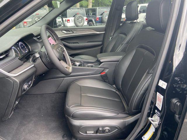 Photo of 2025 Diamond Black Crystal Pearlcoat Jeep Grand Cherokee