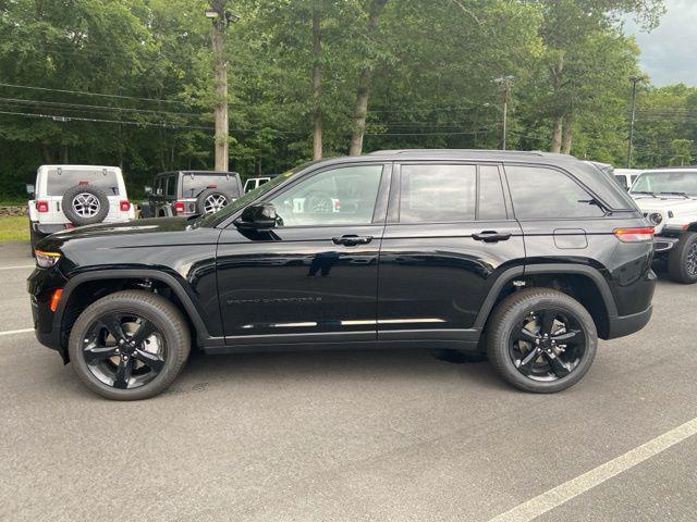 Photo of 2025 Diamond Black Crystal Pearlcoat Jeep Grand Cherokee