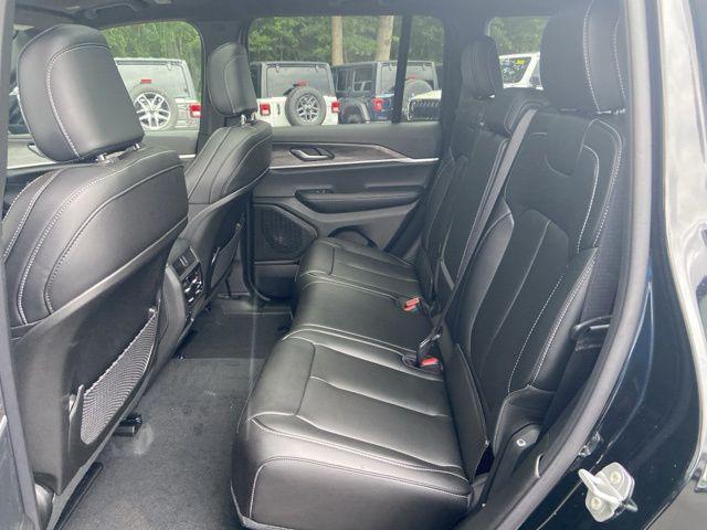 Photo of 2025 Diamond Black Crystal Pearlcoat Jeep Grand Cherokee