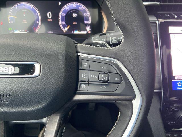 Photo of 2025 Diamond Black Crystal Pearlcoat Jeep Grand Cherokee