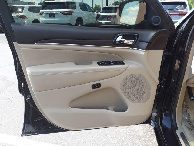 Photo of 2020 Diamond Black Crystal Pearlcoat Jeep Grand Cherokee