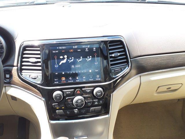Photo of 2020 Diamond Black Crystal Pearlcoat Jeep Grand Cherokee