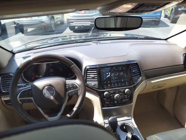 Photo of 2020 Diamond Black Crystal Pearlcoat Jeep Grand Cherokee
