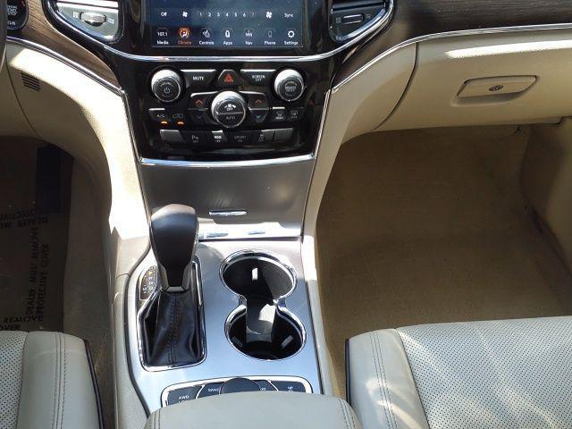 Photo of 2020 Diamond Black Crystal Pearlcoat Jeep Grand Cherokee