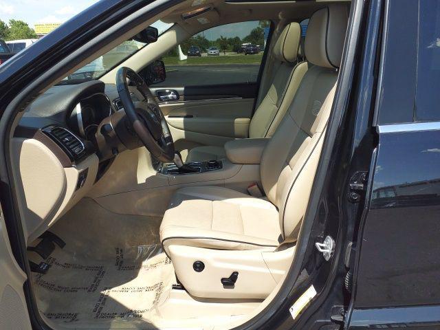 Photo of 2020 Diamond Black Crystal Pearlcoat Jeep Grand Cherokee