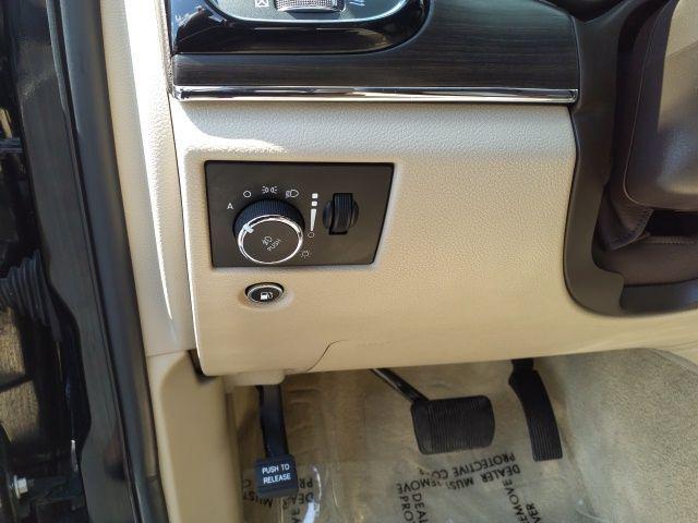 Photo of 2020 Diamond Black Crystal Pearlcoat Jeep Grand Cherokee