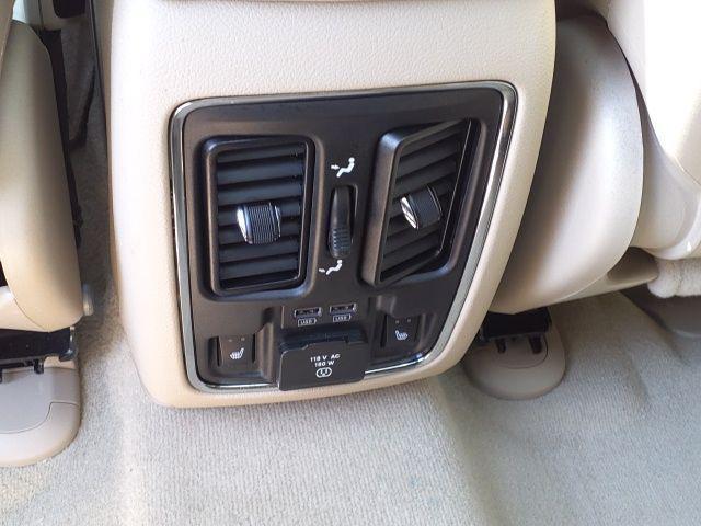 Photo of 2020 Diamond Black Crystal Pearlcoat Jeep Grand Cherokee