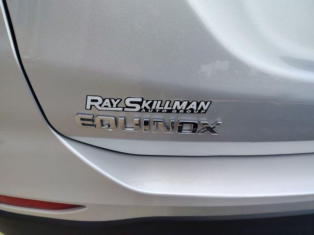 Photo of 2022 Silver Ice Metallic Chevrolet Equinox