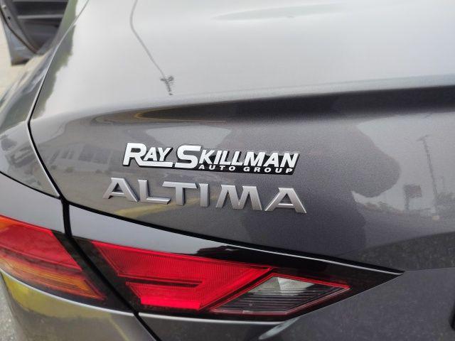 Photo of 2024 Gun Metallic Nissan Altima