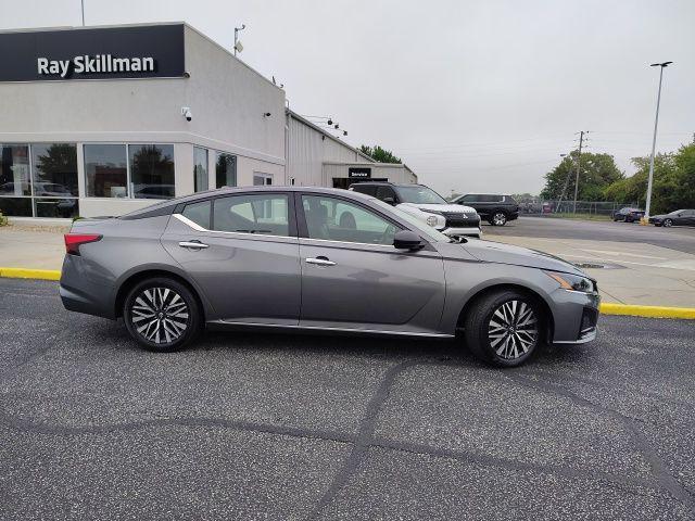 Photo of 2024 Gun Metallic Nissan Altima