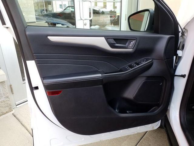 Photo of 2022 Oxford White Ford Escape