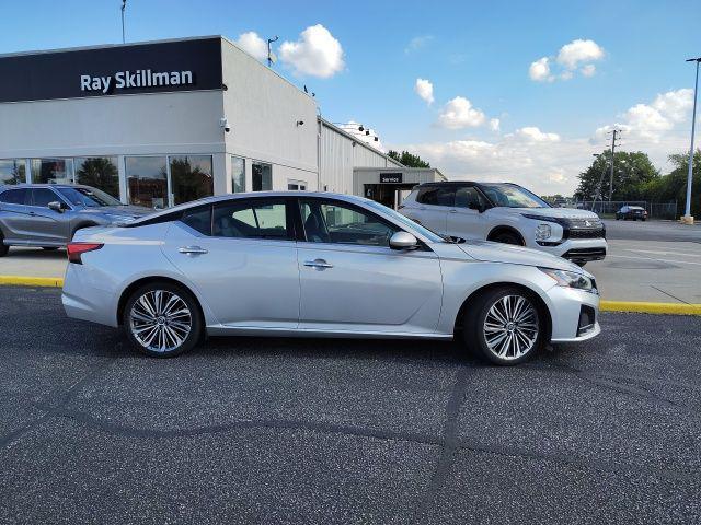 Photo of 2023 Brilliant Silver Metallic Nissan Altima